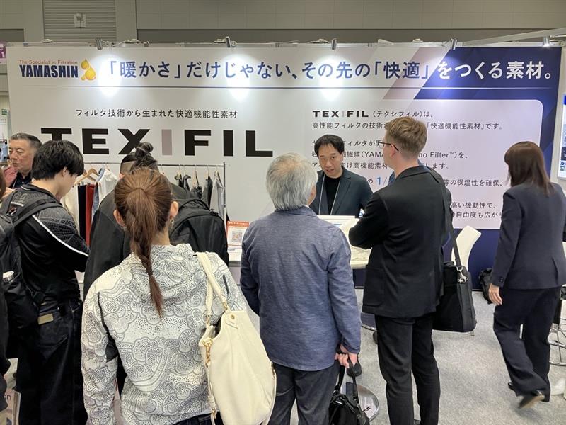 ヤマシンフィルタ ブース全景およびパネル展示の様子