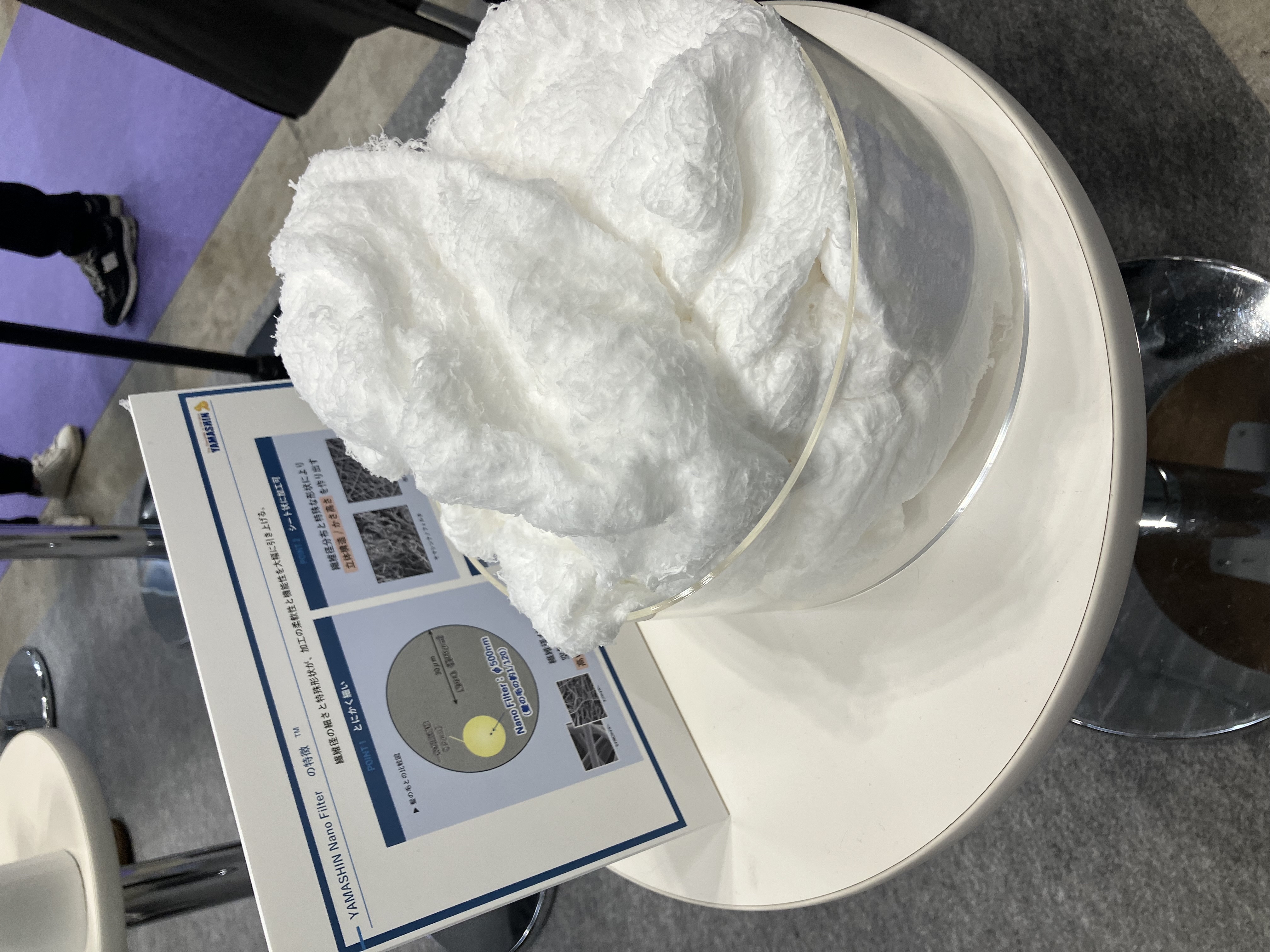 素材の軽さや風合いを実際に確認できる展示構成 (1)