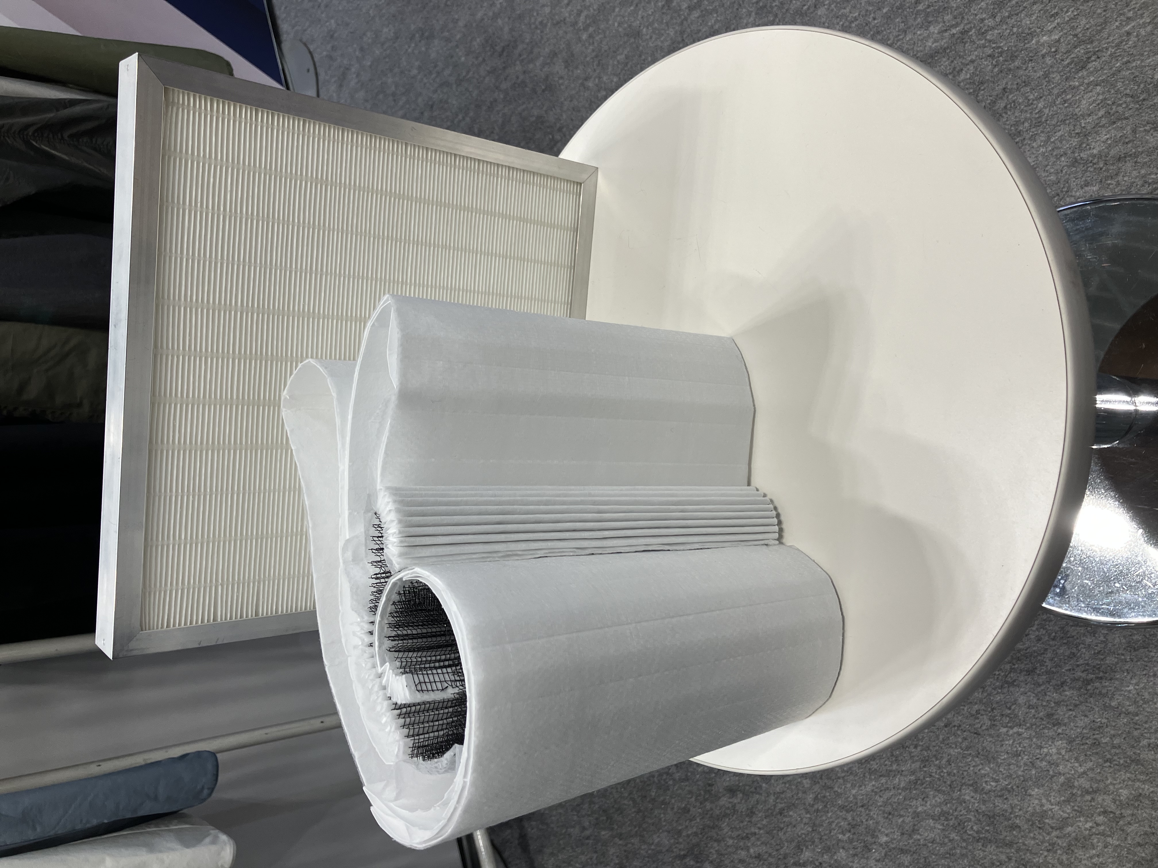 素材の軽さや風合いを実際に確認できる展示構成 (2)