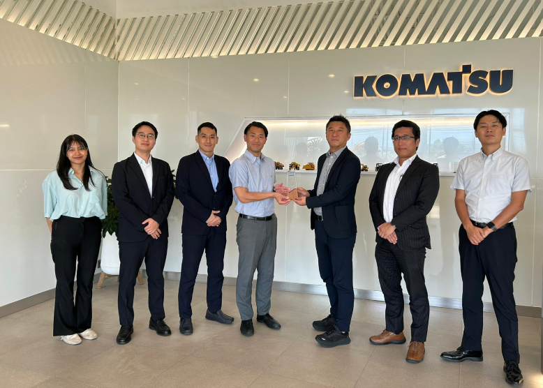 BKS（タイ）での表彰式にて、写真右より：
<BKS> Assistant General Manager, Marketing Division 中村 颯也 様
Assistant General Manager, Product Support Division 青山 光 様
Vice President 長友 琢哉　様
<当社>   YMF 副社長 山崎 裕明
YTL Managing Director 石川 英治郎
YTL Manager, Product Support Department, Sales Division 須賀井 智躍
YTL Product Support Department, Sales Division Nussara Mahaman