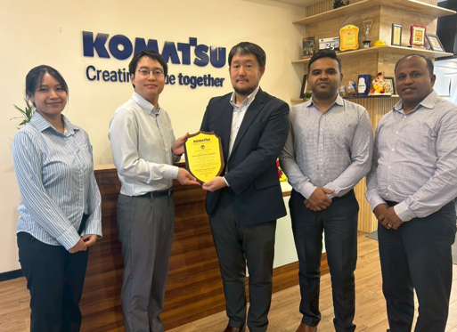 コマツインディア有限会社(インド)での表彰式にて、写真右より:
<KIPL> Manager Parts Dept Devanand様
Asst General Manager Parts Marketing Pradeep様
Vice President – Sales & Marketing 福田 祥 様
<当社> Manager Product Support Dept 須賀井 智躍
Sales Nussara Mahaman